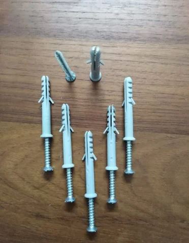 Set of Tapping Steel Screws and wall plugs